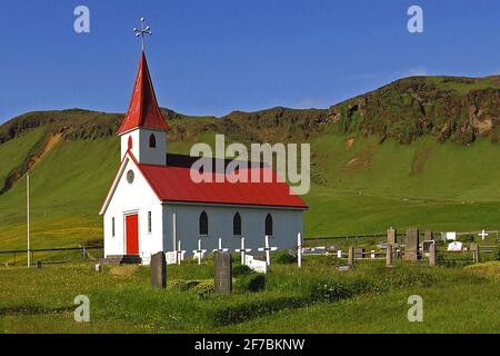 Kleine Kirche von Reynir (Reyniskirkja) bei Vik im Süden Islands, Island, Reynir Stockfoto