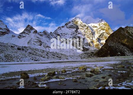 die ostwand von Chamlang und das Quellwasser des Barun-Flusses bei Sherson in der Makalu-Region im Osten Nepals, Nepal, Makalu-Region, Barun Stockfoto