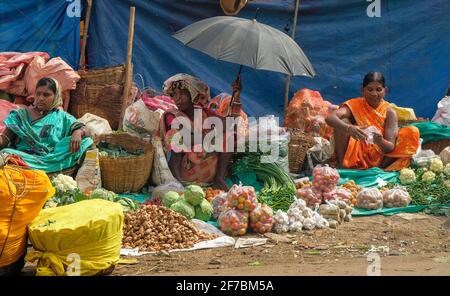 Kunduli, Indien - 2021. Februar: Adivasi-Frauen aus dem Stamm der Parojas verkaufen Gemüse auf dem Kunduli-Markt am 19. Februar 2021 in Odisha, Indien. Stockfoto