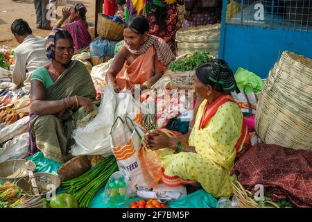 Kunduli, Indien - 2021. Februar: Adivasi-Frauen aus Mali verkaufen Gemüse auf dem Kunduli-Markt am 19. Februar 2021 in Odisha, Indien. Stockfoto