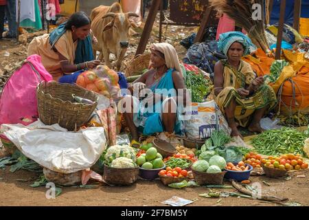 Kunduli, Indien - 2021. Februar: Adivasi-Frauen aus Mali verkaufen Gemüse auf dem Kunduli-Markt am 19. Februar 2021 in Odisha, Indien. Stockfoto