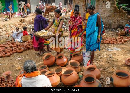 Kunduli, Indien - 2021. Februar: Adivasi-Frauen vom Stamm Kondh kaufen am 19. Februar 2021 auf dem Kunduli-Markt in Odisha, Indien, Tonvasen ein Stockfoto