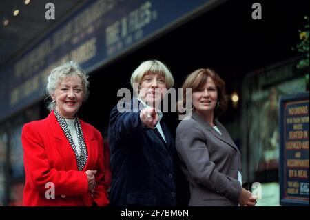 Victoria Wood Schauspielerin/Comedian November 98Bei der Fotocall für die neue BBC Sitcom Dinnerladies, die sie geschrieben hat und in denen sie mit Thelma spielt Barlow und Julie Walters Stockfoto