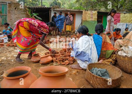 Kunduli, Indien - 2021. Februar: Adivasi-Frauen vom Stamm Kondh kaufen am 19. Februar 2021 auf dem Kunduli-Markt in Odisha, Indien, Tonvasen ein Stockfoto