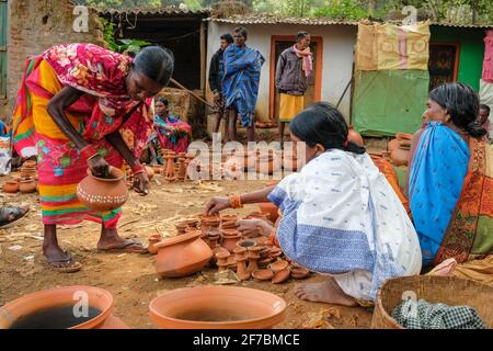 Kunduli, Indien - 2021. Februar: Adivasi-Frau vom Stamm Kondh kauft am 19. Februar 2021 auf dem Kunduli-Markt in Odisha, Indien, Tonvasen ein Stockfoto