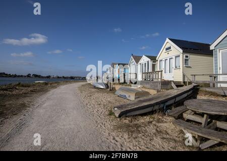 Mudeford Sandspit, ein Stück Sandbänke, geschmückt mit Reihen von Strandhütten, die sich von Hengistbury Head bis zum Mudeford Quay, Dorset, England, Großbritannien, erstrecken Stockfoto