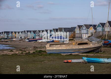 Mudeford Sandspit, ein Stück Sandbänke, geschmückt mit Reihen von Strandhütten, die sich von Hengistbury Head bis zum Mudeford Quay, Dorset, England, Großbritannien, erstrecken Stockfoto