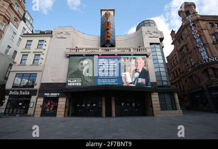 Auf dem riesigen Werbebildschirm am Leicester Square in London wird eine Geburtstagsnachricht zum 100. Geburtstag des Veteranen des Zweiten Weltkriegs, Charlie Pallett, angezeigt. Die 10-Sekunden-Nachricht von Help for Heroes zollt dem Fundraising-Veteran Tribut, der das Meilensteinalter erreicht hat und 24 Stunden lang einmal pro Minute gespielt wird. Charlie, aus Maidstone Kent, hat über GBP 16,000 für die Veteranen-Wohltätigkeitsorganisation gesammelt, indem er seinen Lieblingslied aus der Kriegszeit aufgenommen hat: „Keep Right On To The End of The Road“. Bilddatum: Dienstag, 6. April 2021. Stockfoto