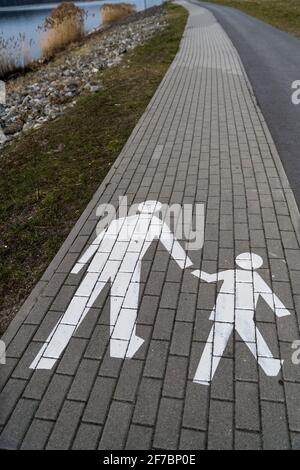 Fußgängerweg, Spaziergang mit Kind, Symbol in weiß. Stockfoto