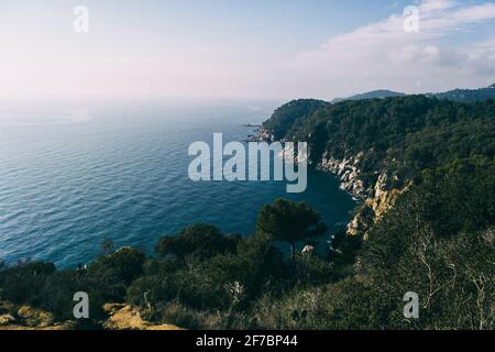 Landschaft von Stränden und Buchten der spanischen costa brava An einem sonnigen Tag Stockfoto