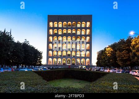 Palazzo della Civilta Italyana Palast oder Quadrat Kolosseum in der Abenddämmerung, EUR, Rom, Latium, Italien, Europa Stockfoto