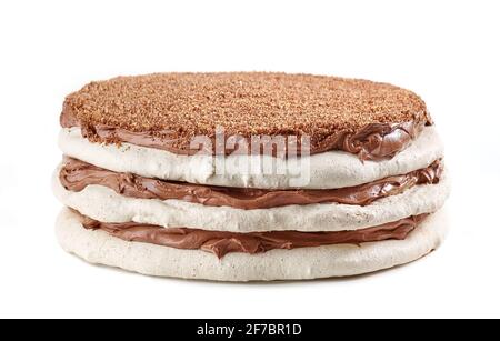 Hausgemachte Baiser und Nusskuchen mit Schokoladencreme isoliert auf Weißer Hintergrund Stockfoto