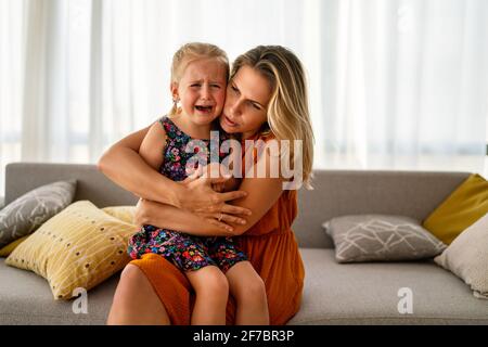 Mutter tröstet ihr weinendes kleines Mädchen. Elternschaft, Familie, Förderkonzept Stockfoto