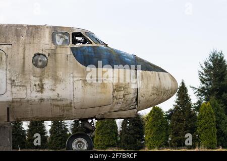 Flugzeug, Vorderteil, Nase eines alten Propellerflugzeugs. Geparkt nach einer Crash-Landung. Stockfoto