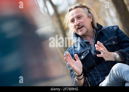 01. April 2021, Baden-Württemberg, Tübingen: Popsänger Dieter Thomas Kuhn Gesten während eines Interviews. Foto: Tom Weller/dpa Stockfoto