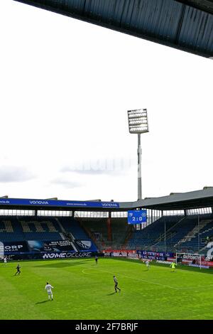 Spielszene im Ruhrstadion mit eingeschaltetem Flutlichtmast. Während des 2. Bundesliga-Spiels zwischen VfL Bochum und Holstein Kiel. Stockfoto