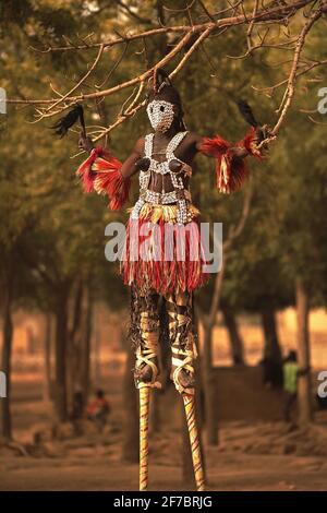 Afrika /Mali/Sanga / traditionelle Maskentänzerin im Dorf Dogon Mali Stockfoto