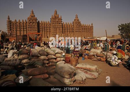Markt von Djenne, Mali, Westafrika. Große Moschee von Djenne im Hintergrund. Stockfoto