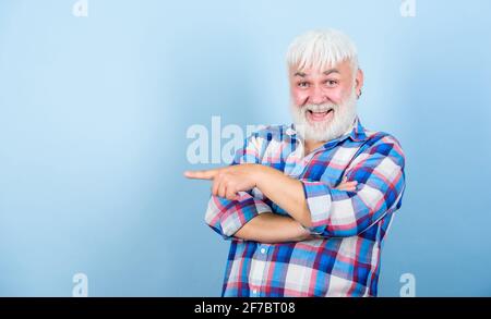 Typischer Opa. Emotional reifer Hipster. Aufrichtige Großeltern. Ältere Menschen. Bärtiger Mann mit weißen Haaren trägt kariertes Hemd. Bart und Gesichtsbehandlung Stockfoto