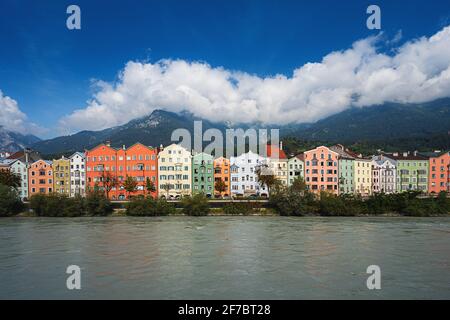 Panoramablick auf die Altstadt von Innsbruck mit bunten Häusern, Österreich. Stockfoto