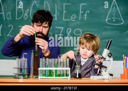 Zurück zur Schule. Kognitive Fähigkeiten. Reagenzgläser für Lehrer und Kinder. Kognitiver Prozess. Kognitive Entwicklung von Kindern. Mentaler Prozess, der Wissen erwirbt Stockfoto