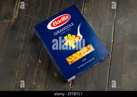 BARILLA-Produkte. Italienische Pasta Girandole. Die Barilla Group produziert verschiedene Arten von Pasta und ist der weltweit führende Nudelhersteller. Stockfoto