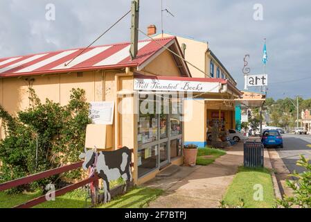 Blick entlang des Princes Highway durch die ländliche Stadt Cobargo im Südosten von New South Wales, Australien 12 Monate nach verheerenden Buschbränden Stockfoto