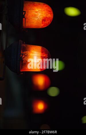 Rote und grüne Anzeigelampen am Förderer. Geringe Schärfentiefe. Teilweise verschwommen. Abstrakter industrieller Hintergrund. Stockfoto