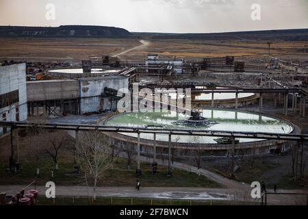 Veraltete sowjetische Bergbau- und Verarbeitungsfabrik. Wasseraufbereitungsanlage. Panoramaansicht. Stockfoto