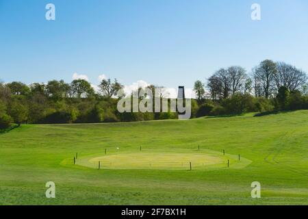 Blick über die öffentliche Parklandschaft, den Golfplatz und die stillge Mühle am Horizont am hellen Morgen im Frühjahr Beverley, Yorkshire, Großbritannien. Stockfoto