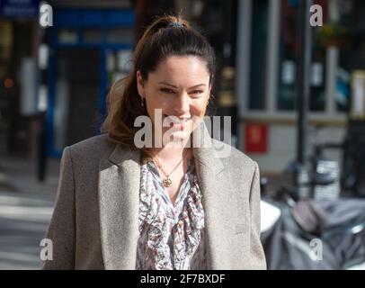 London, Großbritannien. April 2021. Kelly Brook verlässt die Global Radio Studios. Kredit: Mark Thomas/Alamy Live Nachrichten Stockfoto