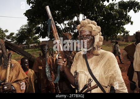 Afrika /Mali/Dogon /Porträt eines traditionellen Dogonjägers. Stockfoto