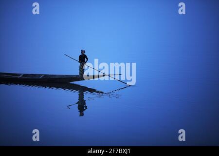Ein Piroge mit einem Passagier in Mopti, Mali, Westafrika. Stockfoto