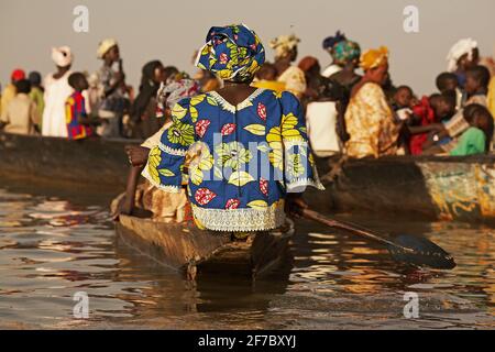 Ein Pirogue, der mit Passagieren in Mopti, Mali, Westafrika beladen ist. Stockfoto
