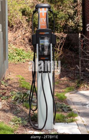 Eine intelligente Ladestation für Elektrofahrzeuge der Marke ChargePoint in der Dyckman Street in Inwwod, Manhattan, die Teil der Bemühungen der Stadt ist, grüne Energie zu fördern, Stockfoto