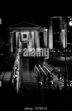 Berlin Zeremonie für alliierte Truppen, die die Stadt 1994 in der Nacht verlassen Die Zeitfeier fand am Brandenburger Tor statt Stockfoto