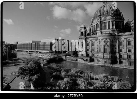 Deutschland nach der Vereinigung 1994 Links ist die Volkskammer zu sehen, die Volkskammer war die Einkammergesetzgebung der Deutschen Demokratischen Republik (Volksmund DDR genannt) und der Berliner Dom, der Berliner Dom, ist rechts im 1990 Ost-Berlin zu sehen. Der Berliner Dom ist eine evangelische Kirche und ein dynastisches Grab auf der Museumsinsel in Berlin. Erbaut von 1894 bis 1905 im Auftrag des deutschen Kaiser Wilhelm II. Nach Plänen von Julius Raschdorff im Renaissance- und Barockstil, ist das denkmalgeschützte Gebäude die größte evangelische Kirche Deutschlands. Stockfoto