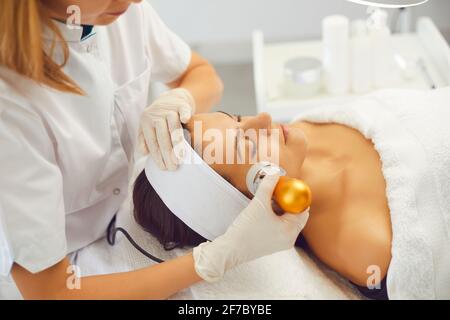 Kosmetologe Herstellung von Apparat Phonophorese facail Verfahren für Frau in Schönheit Salon Stockfoto
