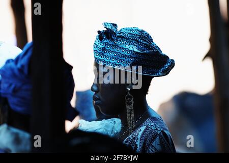 Schöne Frau in traditioneller Kleidung in Bamako, Mali, Westafrika. Stockfoto
