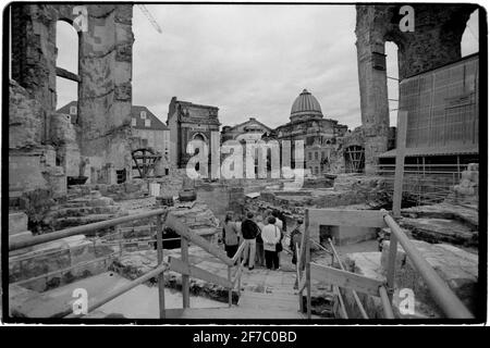 Dresden Ostdeutschland nach der Wiedervereinigung 1994 Hier gesehen die Ruinen der Dresdner Frauenkirche, die im Februar 1945 bei den Bombenangriffen zerstört und für den Wiederaufbau vorbereitet wurden. Die Dresdner Frauenkirche ist eine lutherische Kirche in Dresden, der Hauptstadt des Bundeslandes Sachsen. Die im 18. Jahrhundert erbaute Kirche wurde bei den Bombardierungen Dresdens während des Zweiten Weltkriegs zerstört Die verbliebenen Ruinen wurden 50 Jahre lang als Kriegsdenkmal nach Entscheidungen der lokalen ostdeutschen Führer hinterlassen. Die Kirche wurde nach der Wiedervereinigung Deutschlands ab 1994 wieder aufgebaut. Die Rekonstruktion Stockfoto