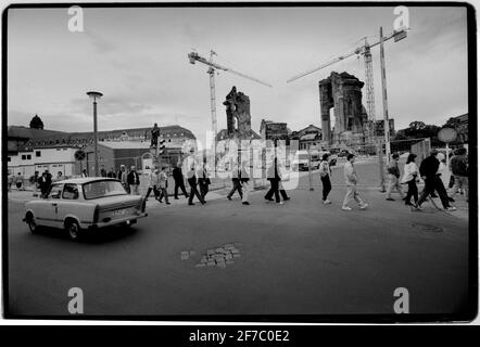 Dresden Ostdeutschland nach der Wiedervereinigung 1994 Hier gesehen die Ruinen der Dresdner Frauenkirche, die im Februar 1945 bei den Bombenangriffen zerstört und für den Wiederaufbau vorbereitet wurden. Die Dresdner Frauenkirche ist eine lutherische Kirche in Dresden, der Hauptstadt des Bundeslandes Sachsen. Die im 18. Jahrhundert erbaute Kirche wurde bei den Bombardierungen Dresdens während des Zweiten Weltkriegs zerstört Die verbliebenen Ruinen wurden 50 Jahre lang als Kriegsdenkmal nach Entscheidungen der lokalen ostdeutschen Führer hinterlassen. Die Kirche wurde nach der Wiedervereinigung Deutschlands ab 1994 wieder aufgebaut. Die Rekonstruktion Stockfoto