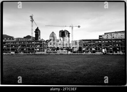 Dresden Ostdeutschland nach der Wiedervereinigung 1994 Hier gesehen die Ruinen der Dresdner Frauenkirche, die im Februar 1945 bei den Bombenangriffen zerstört und für den Wiederaufbau vorbereitet wurden. Die Dresdner Frauenkirche ist eine lutherische Kirche in Dresden, der Hauptstadt des Bundeslandes Sachsen. Die im 18. Jahrhundert erbaute Kirche wurde bei den Bombardierungen Dresdens während des Zweiten Weltkriegs zerstört Die verbliebenen Ruinen wurden 50 Jahre lang als Kriegsdenkmal nach Entscheidungen der lokalen ostdeutschen Führer hinterlassen. Die Kirche wurde nach der Wiedervereinigung Deutschlands ab 1994 wieder aufgebaut. Die Rekonstruktion Stockfoto