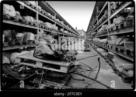 Dresden Ostdeutschland nach der Wiedervereinigung 1994 Hier gesehen die Ruinen der Dresdner Frauenkirche, die im Februar 1945 bei den Bombenangriffen zerstört und für den Wiederaufbau vorbereitet wurden. Die Dresdner Frauenkirche ist eine lutherische Kirche in Dresden, der Hauptstadt des Bundeslandes Sachsen. Die im 18. Jahrhundert erbaute Kirche wurde bei den Bombardierungen Dresdens während des Zweiten Weltkriegs zerstört Die verbliebenen Ruinen wurden 50 Jahre lang als Kriegsdenkmal nach Entscheidungen der lokalen ostdeutschen Führer hinterlassen. Die Kirche wurde nach der Wiedervereinigung Deutschlands ab 1994 wieder aufgebaut. Die Rekonstruktion Stockfoto