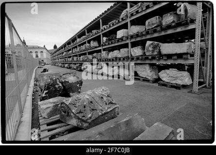 Dresden Ostdeutschland nach der Wiedervereinigung 1994 Hier gesehen die Ruinen der Dresdner Frauenkirche, die im Februar 1945 bei den Bombenangriffen zerstört und für den Wiederaufbau vorbereitet wurden. Die Dresdner Frauenkirche ist eine lutherische Kirche in Dresden, der Hauptstadt des Bundeslandes Sachsen. Die im 18. Jahrhundert erbaute Kirche wurde bei den Bombardierungen Dresdens während des Zweiten Weltkriegs zerstört Die verbliebenen Ruinen wurden 50 Jahre lang als Kriegsdenkmal nach Entscheidungen der lokalen ostdeutschen Führer hinterlassen. Die Kirche wurde nach der Wiedervereinigung Deutschlands ab 1994 wieder aufgebaut. Die Rekonstruktion Stockfoto