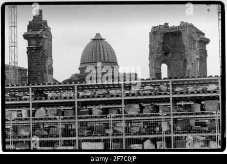 Dresden Ostdeutschland nach der Wiedervereinigung 1994 Hier gesehen die Ruinen der Dresdner Frauenkirche, die im Februar 1945 bei den Bombenangriffen zerstört und für den Wiederaufbau vorbereitet wurden. Die Dresdner Frauenkirche ist eine lutherische Kirche in Dresden, der Hauptstadt des Bundeslandes Sachsen. Die im 18. Jahrhundert erbaute Kirche wurde bei den Bombardierungen Dresdens während des Zweiten Weltkriegs zerstört Die verbliebenen Ruinen wurden 50 Jahre lang als Kriegsdenkmal nach Entscheidungen der lokalen ostdeutschen Führer hinterlassen. Die Kirche wurde nach der Wiedervereinigung Deutschlands ab 1994 wieder aufgebaut. Die Rekonstruktion Stockfoto