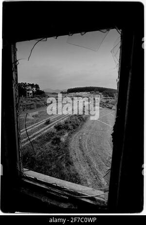 Deutschland 1994 Fulda Gap Point Alpha 1994 Panzergleise auf der ehemaligen Ostseite der Grenze und ostdeutscher Aussichtsturm mit Blick nach Westen. Die Fulda-Lücke, ein Gebiet zwischen der Hessen-Thüringer Grenze (ehemalige innerdeutsche Grenze) und Frankfurt am Main, Es enthält zwei Tieflandkorridore, durch die Panzer bei einem überraschenden Angriff der Sowjets und ihrer Verbündeten des Warschauer Paktes gefahren sein könnten, um die Überquerung des Rheins zu erreichen.[1] die nach Fulda benannte Fuldaer Lücke wurde während des Kalten Krieges von 1947-1991 als strategisch wichtig angesehen Stockfoto