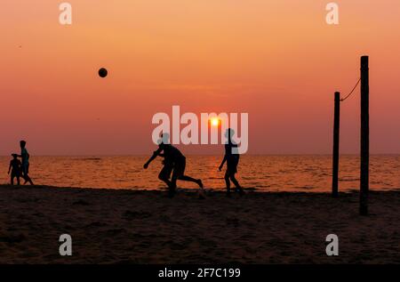 Silhouettenfotos bei Sonnenuntergang Stockfoto