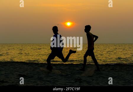 Silhouettenfotos bei Sonnenuntergang Stockfoto