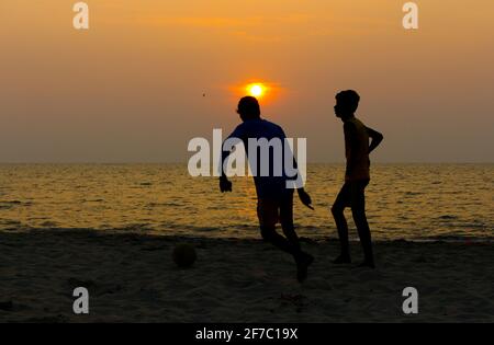 Silhouettenfotos bei Sonnenuntergang Stockfoto