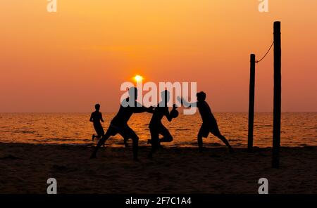 Silhouettenfotos bei Sonnenuntergang Stockfoto